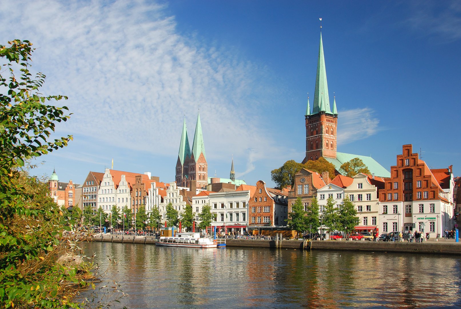 Ansicht der Altstadt mit der Straßenansicht Obertrave und der Petrikirche im Hintergrund.
