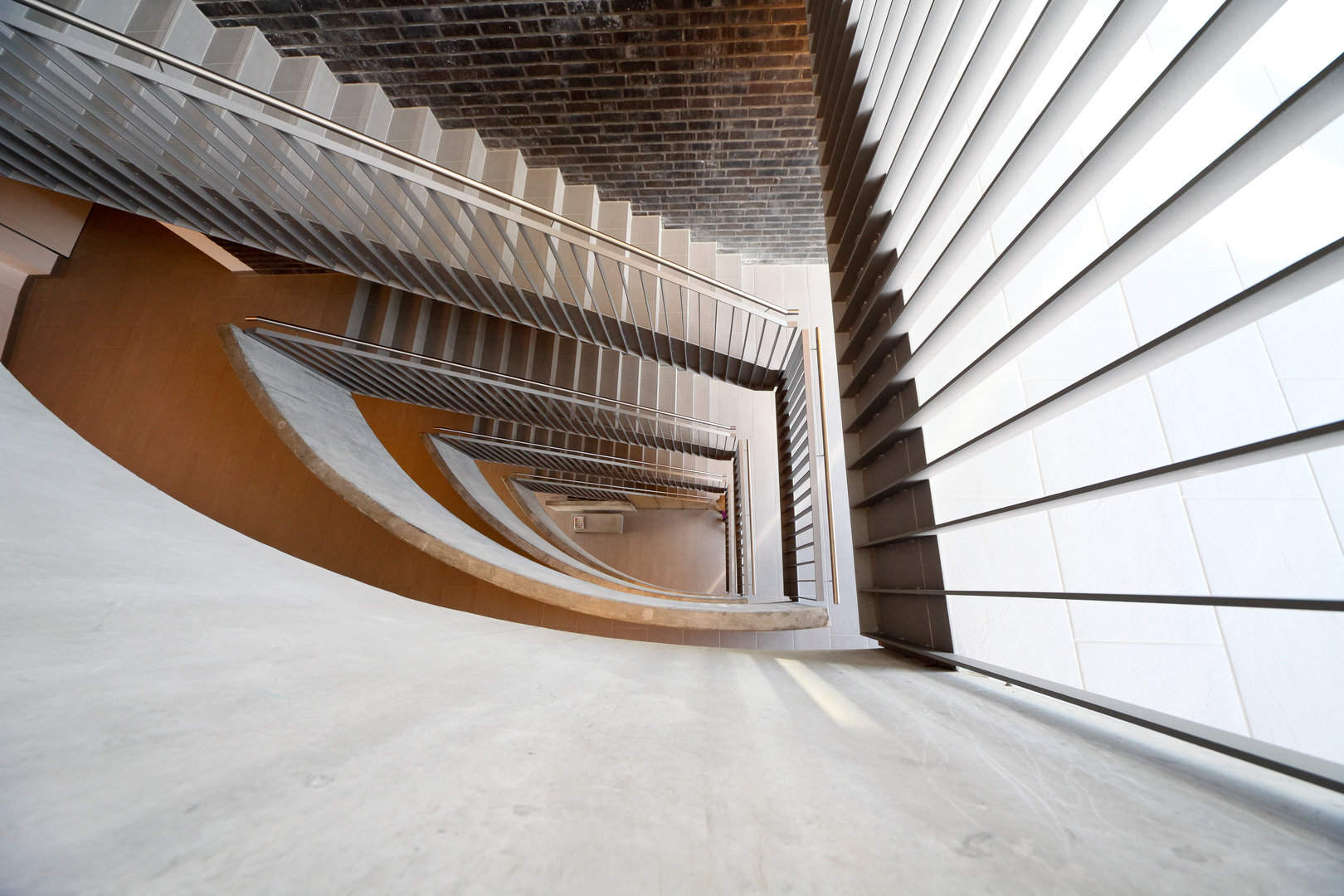 Ein Treppenhaus im Bestand der TRAVE, interessante Perspektive