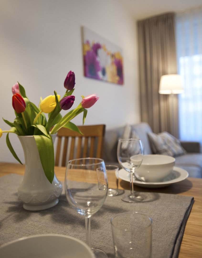 Ein schön gedeckter Tisch in einer Gästewohnung der TRAVE.