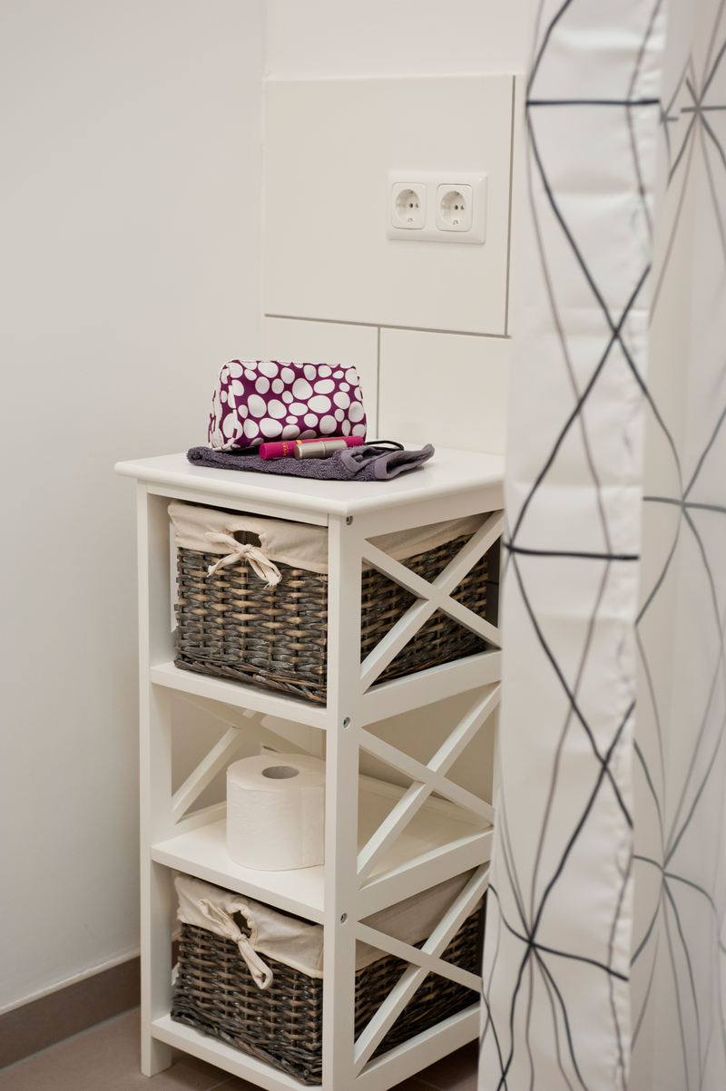 Dekoratives kleines Regal im Bad mit Abstellmöglichkeiten.