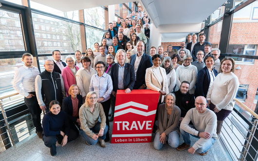 Das TRAVE-Team im Treppenhaus der Falkenstraße 10. Im Vordergrund das TRAVE-Logo und die Geschäftsführer Dr. Matthias Rasch und Sebastian Weist. Das TRAVE-Team im Treppenhaus der Falkenstraße 11. Im Vordergrund das TRAVE-Logo und die Geschäftsführer Dr. Matthias Rasch und Sebastian Weist.