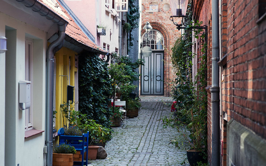Lübecker Altstadt Ansicht eines typischen Gangs in Lübeck. Gänge sind kleine Straßen hinter der der ersten Reihe der Häuser an der Straße.