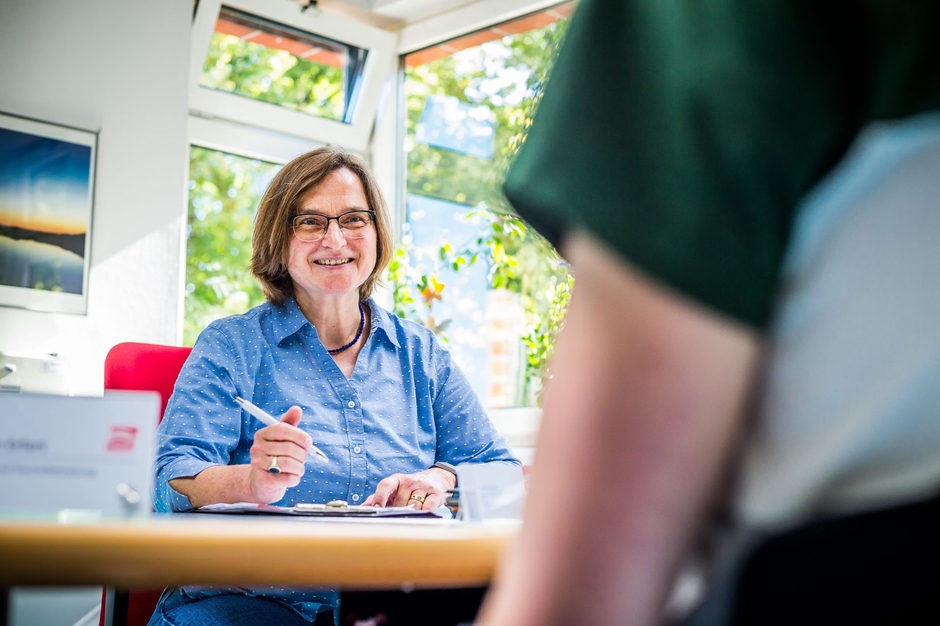 Die Wohn- und Sozialberaterin der TRAVE im Gespräch mit einem Mieter. Die Wohn- und Sozialberaterin der TRAVE im Gespräch mit einem Mieter.