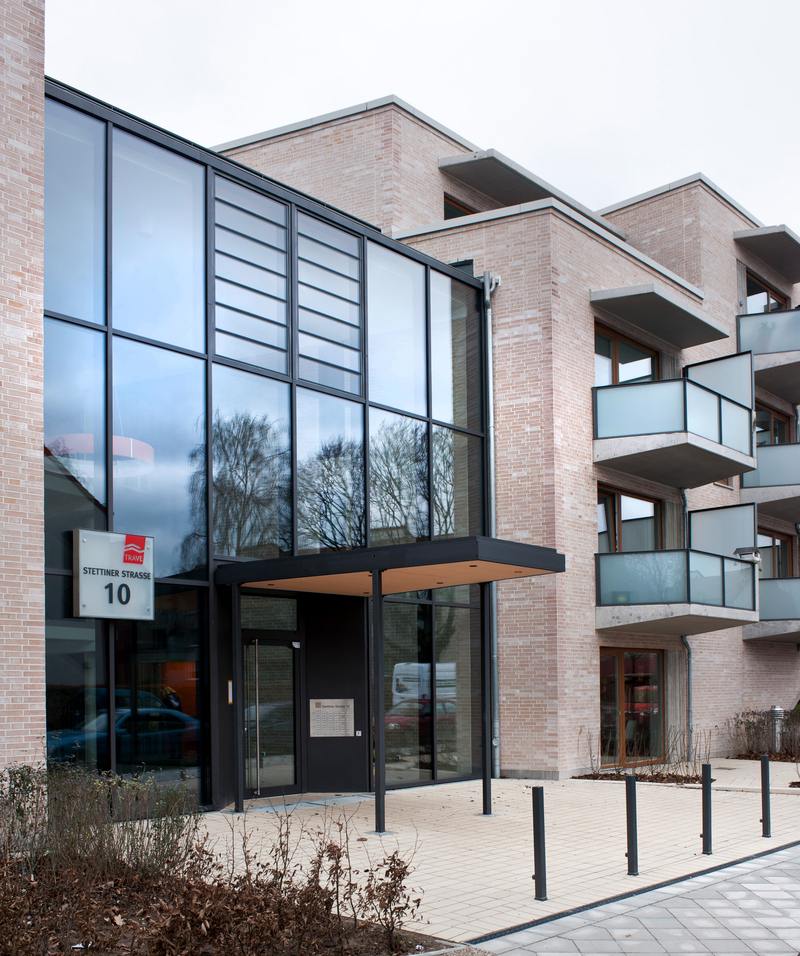 Eingang des modernen Gebäudes.