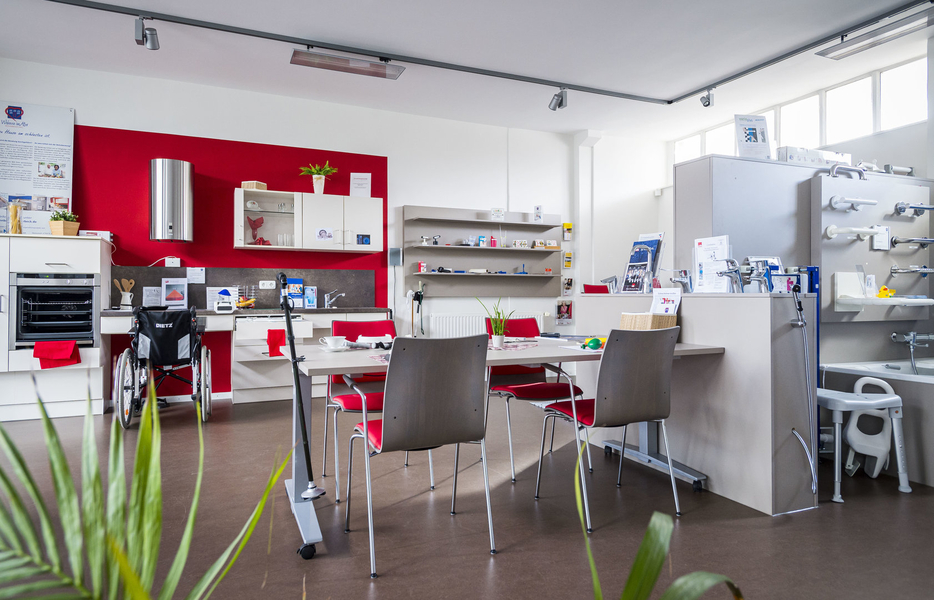 Der Ausstellungsraum in der Wohnberatungsstelle mit verschiedenen Optionen zur barrierefreien Ausstattung der Wohnung und Hilfsmitteln.