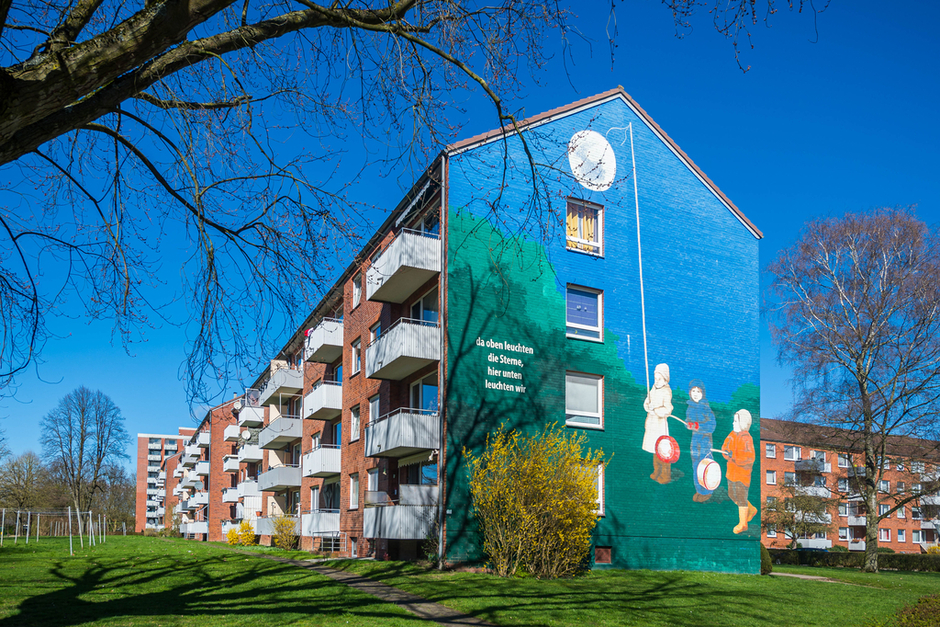 Das Wandgemälde an der Giebelseite des Hauses Rotkäppchenweg 1.
