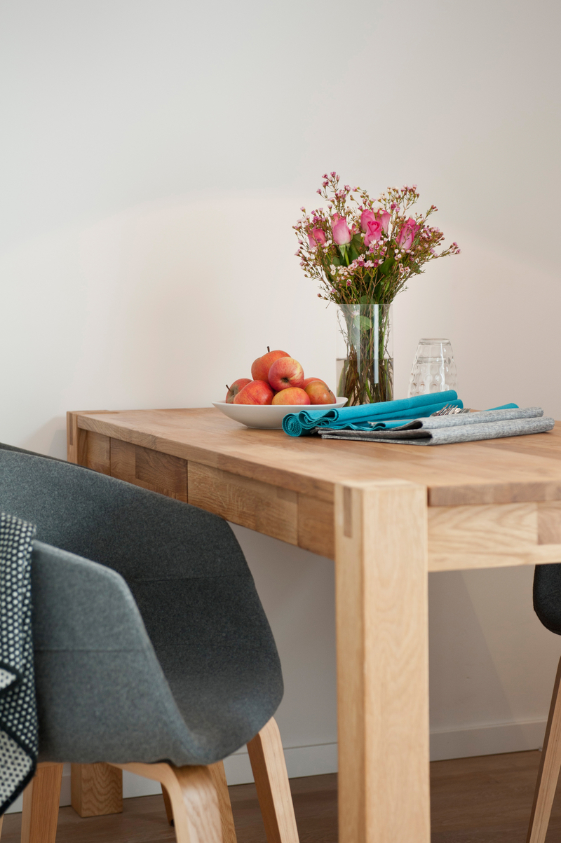 Esstisch aus Holz mit gemütlichem Stuhl.