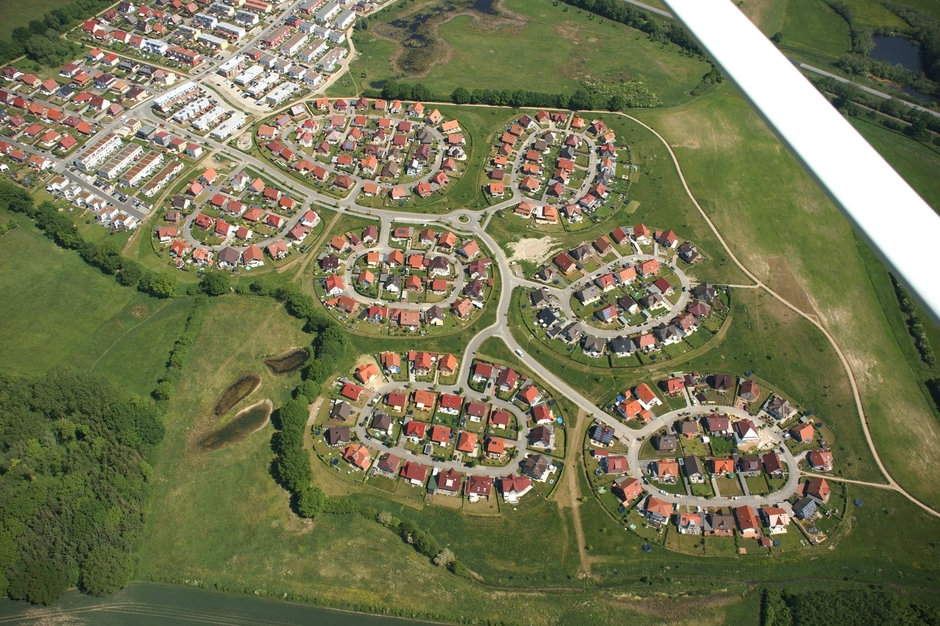 Luftbild der Siedlung Bornkamp. Die Häuser sind wie Inseln angeordnet. Luftbild der Siedlung Bornkamp. Die Häuser sind wie Inseln angeordnet.