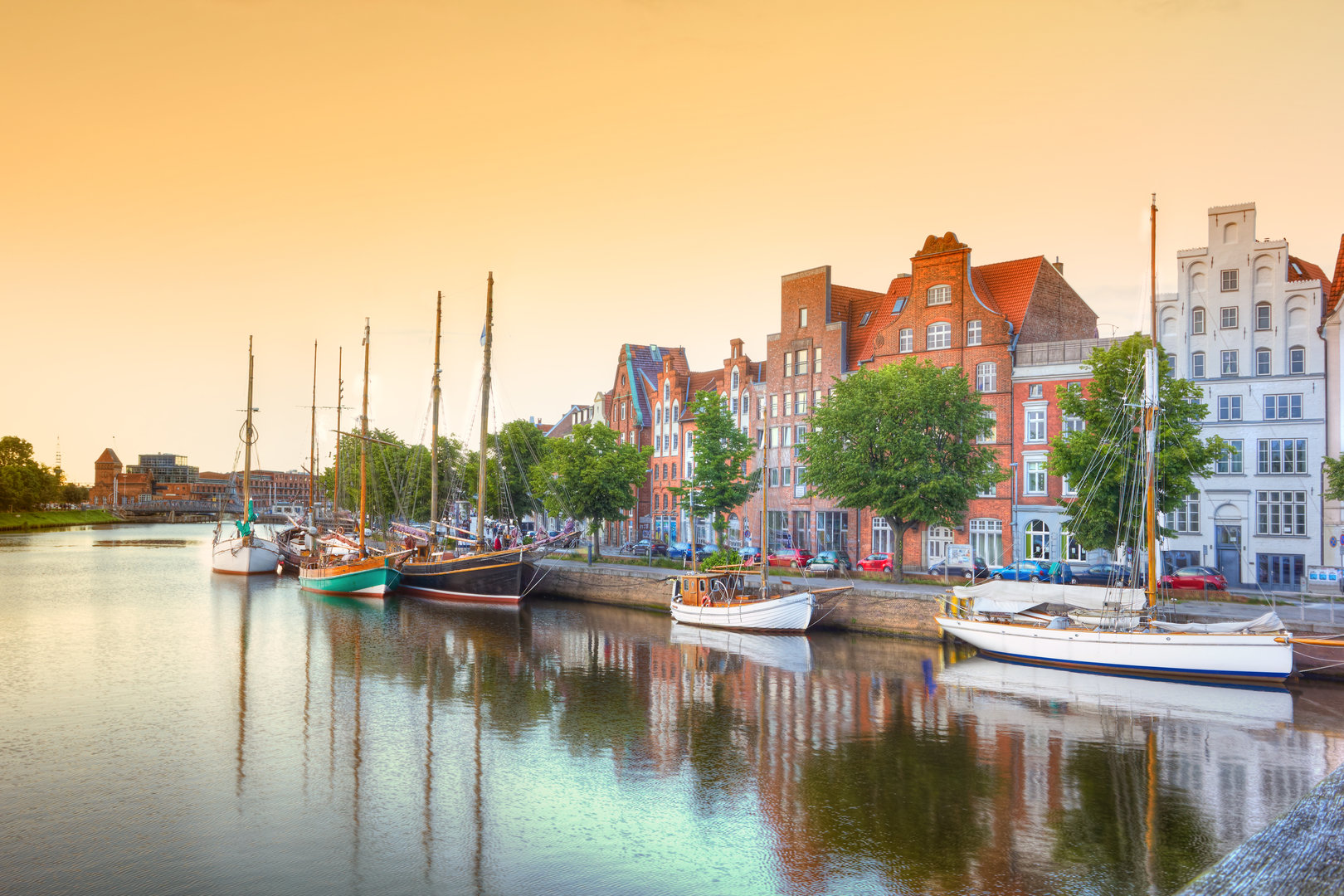 Eine schöne Abendstimmung am Traditionshafen mit der Straße an der Untertrave in Lübeck im Hintergrund.