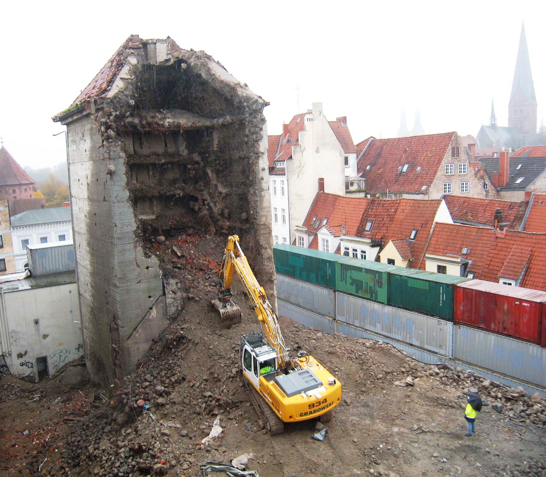 Mit schwerem Gerät mitten in der Altstadt – der Abbruch des Aalhofbunkers war ein schwieriges Unterfangen.
