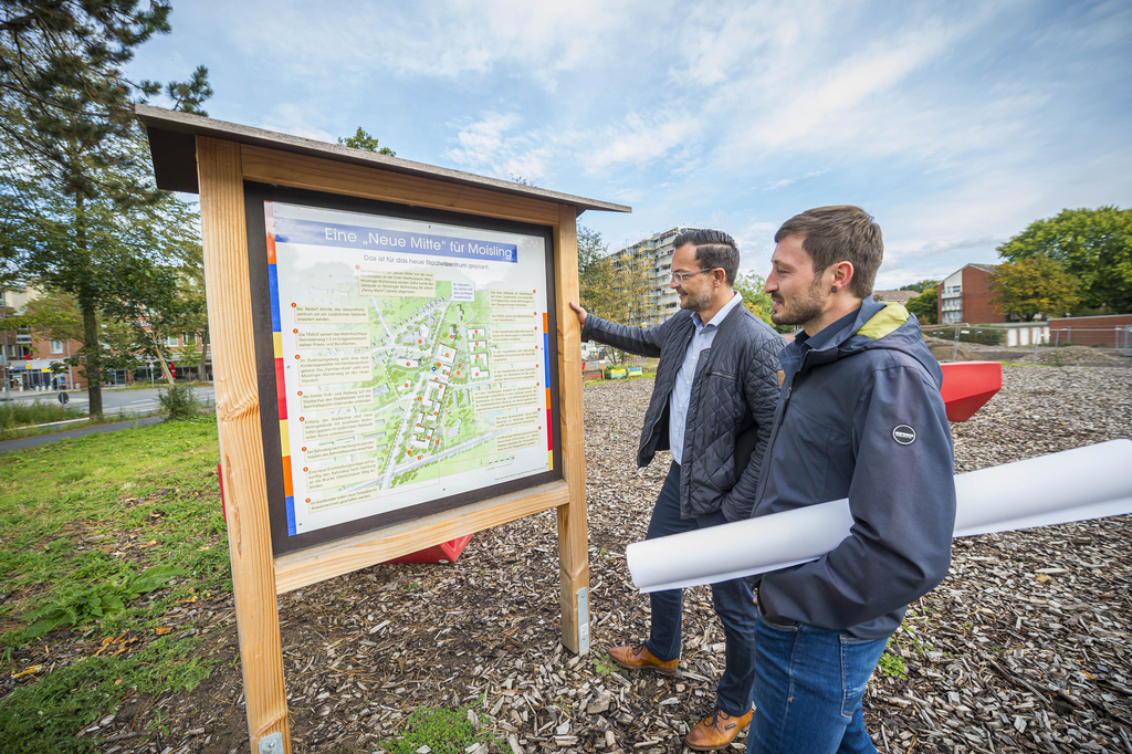 Die TRAVE als Sanierungsträger Torsten Kärlin (links im Bild) ist als Leiter Team »Wohnen – Quartier – Stadt« und Prokurist verantwortlich für den Bereich Sanierungsträger. Mit Projektleiter Tim Möller ist er auf dem Übergangsplatz in Moisling zu sehen.